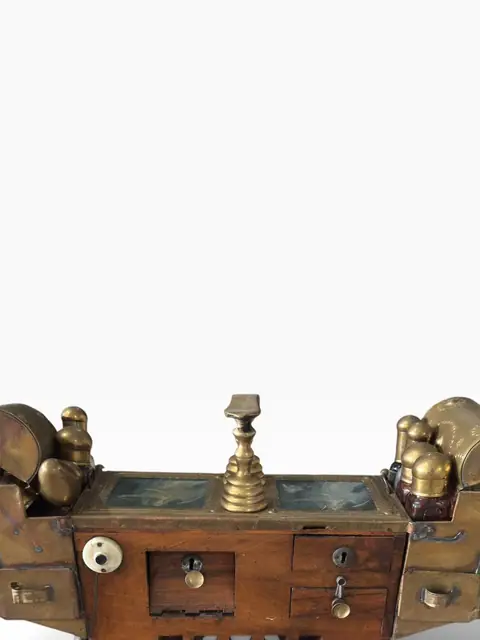 Antique Turkish Ottoman Brass Shoe-Shine Box (Boyaci Sandigi), circa 1900 - detail