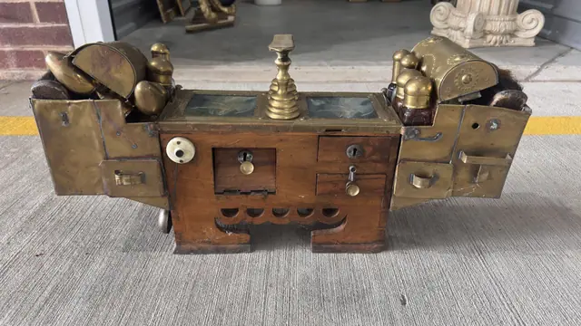 Antique Turkish Ottoman Brass Shoe-Shine Box (Boyaci Sandigi), circa 1900 - detail