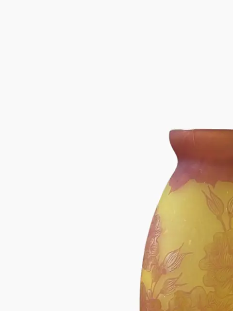 Art Nouveau Cameo Glass Vase with Floral Decoration, in the Manner of Émile Gallé - detail