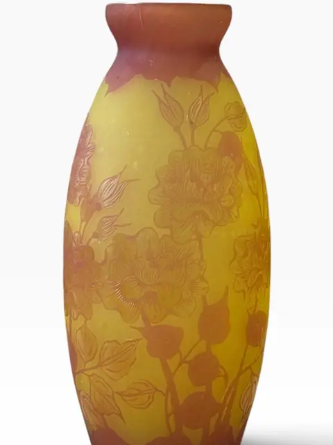 Art Nouveau Cameo Glass Vase with Floral Decoration, in the Manner of Émile Gallé - detail