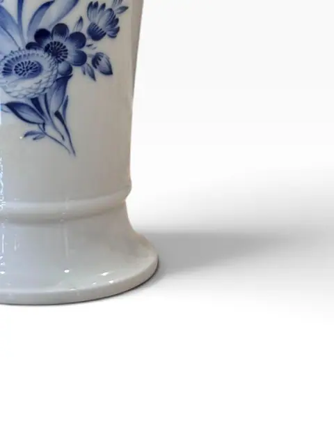 Blue and White Porcelain Trumpet Vase with Hand-Painted Tulip Bouquet - detail