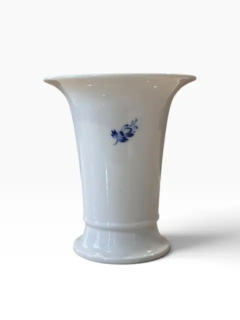 Blue and White Porcelain Trumpet Vase with Hand-Painted Tulip Bouquet - detail