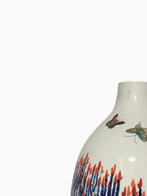 Contemporary Chinese Porcelain Vase with Butterflies and Floral Decoration, Dated 2007 - detail