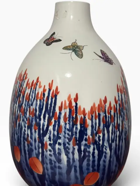 Contemporary Chinese Porcelain Vase with Butterflies and Floral Decoration, Dated 2007 - detail