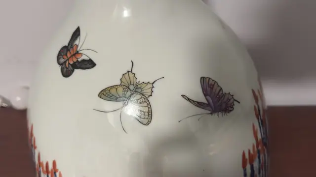 Contemporary Chinese Porcelain Vase with Butterflies and Floral Decoration, Dated 2007 - detail
