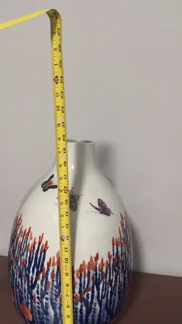Contemporary Chinese Porcelain Vase with Butterflies and Floral Decoration, Dated 2007 - detail
