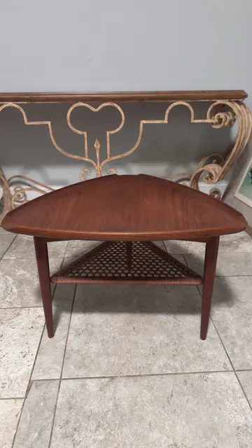 Danish Teak 'Guitar Pick' Triangular Side Table with Cane Shelf, in the Manner of Poul Jensen for Selig - detail