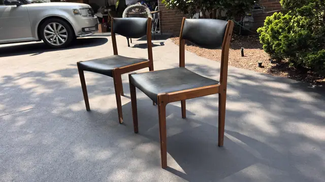 Danish Teak Side Chair with Black Leather in the Style of Kai Kristiansen - detail