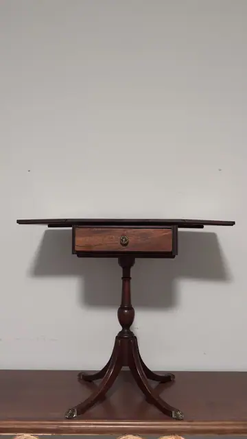 Federal-Style Mahogany Drop-Leaf Pembroke Table - detail