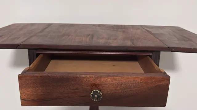 Federal-Style Mahogany Drop-Leaf Pembroke Table - detail