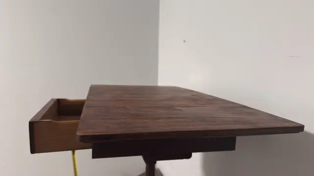 Federal-Style Mahogany Drop-Leaf Pembroke Table - detail