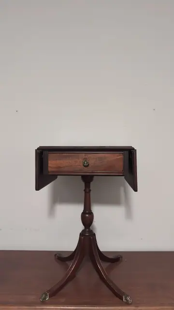 Federal-Style Mahogany Drop-Leaf Pembroke Table - detail
