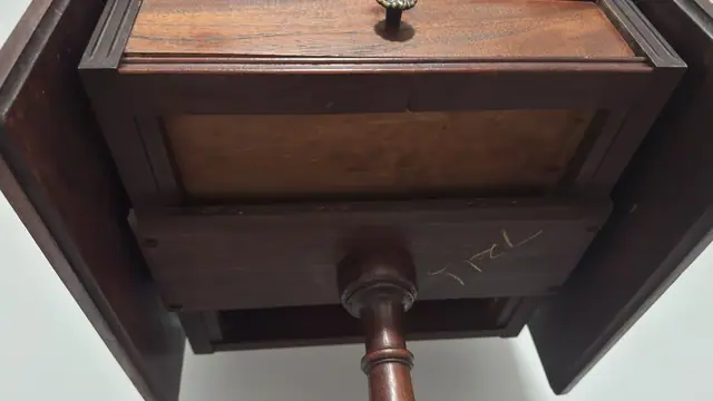 Federal-Style Mahogany Drop-Leaf Pembroke Table - detail