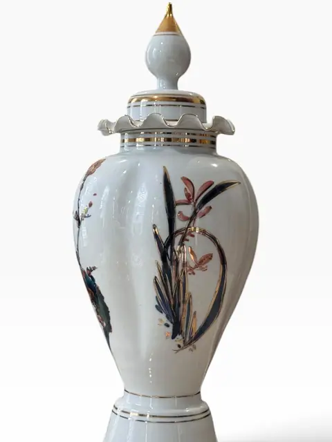 Hand-Painted Porcelain Lidded Baluster Vase with Botanical Decoration - detail