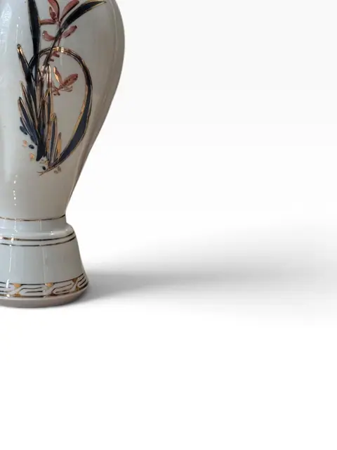 Hand-Painted Porcelain Lidded Baluster Vase with Botanical Decoration - detail