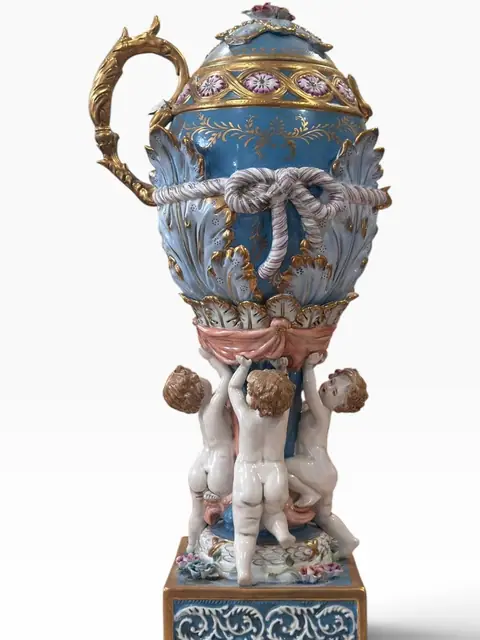 Italian Capodimonte-Style Blue Porcelain Ewer with Cherub Supports - detail