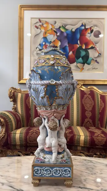 Italian Capodimonte-Style Blue Porcelain Ewer with Cherub Supports - detail