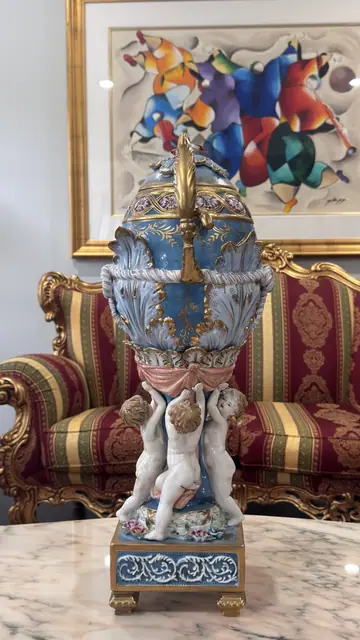 Italian Capodimonte-Style Blue Porcelain Ewer with Cherub Supports - detail