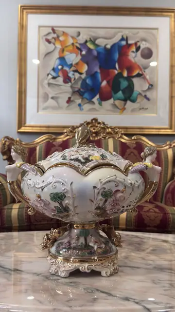 Italian Capodimonte-Style Porcelain Three-Piece Garniture Set with Figural Reliefs - detail