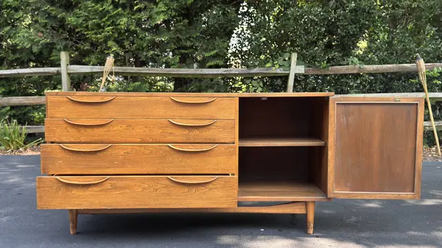 Lawrence Peabody 'Peabody Collection' Walnut Sideboard by Richardson Bros. - detail