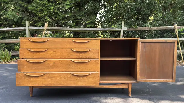 Lawrence Peabody 'Peabody Collection' Walnut Sideboard by Richardson Bros. - detail