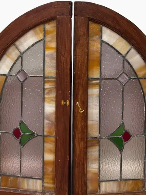 Pair of Arched Leaded Stained-Glass Windows in Wood Frames, circa 1910 - detail