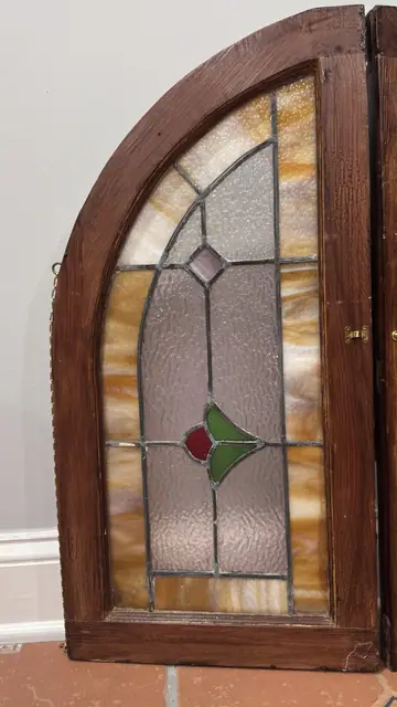Pair of Arched Leaded Stained-Glass Windows in Wood Frames, circa 1910 - detail
