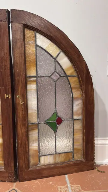 Pair of Arched Leaded Stained-Glass Windows in Wood Frames, circa 1910 - detail