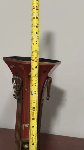 Pair of French Chinoiserie-Style Jardinières on Gilt-Bronze Stands - detail