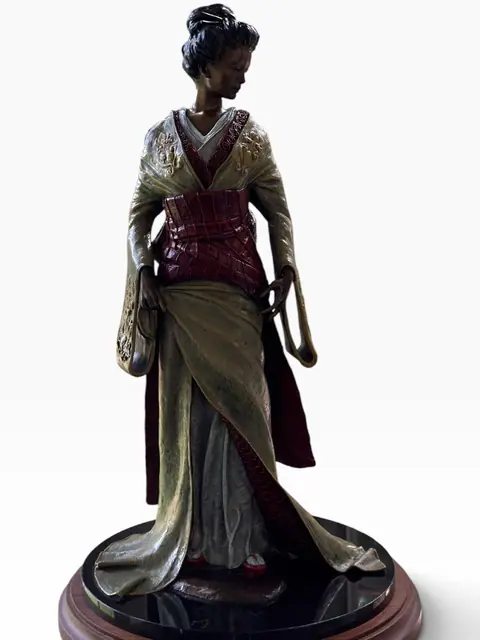 Polychrome Bronze Geisha Figure on Wood Base - detail