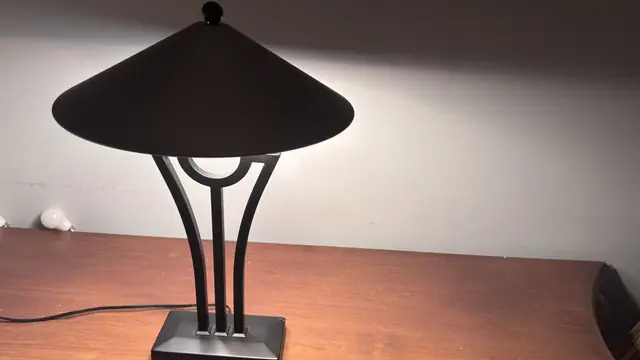 Postmodern Geometric Black Metal Table Lamp - detail