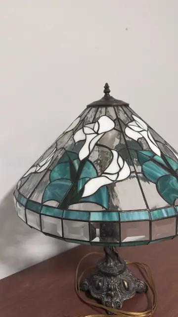 Tiffany-Style Calla Lily Stained-Glass Table Lamp - detail