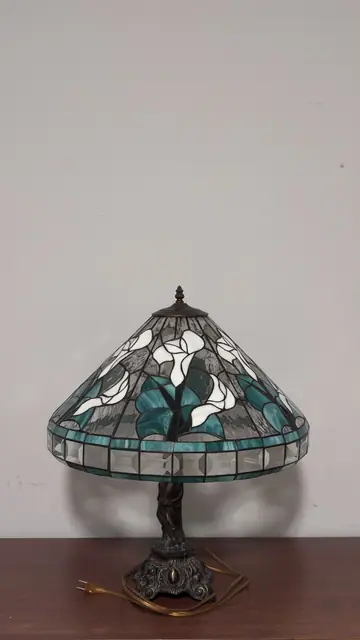 Tiffany-Style Calla Lily Stained-Glass Table Lamp - detail