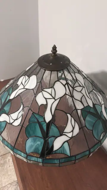 Tiffany-Style Calla Lily Stained-Glass Table Lamp - detail