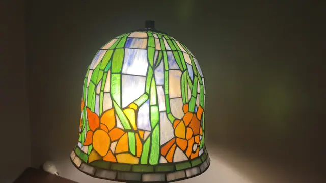 Tiffany-Style Daffodil Stained Glass Table Lamp on Ceramic Urn Base - detail