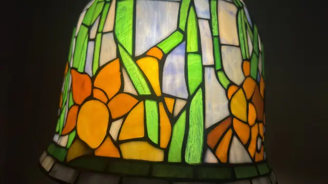 Tiffany-Style Daffodil Stained Glass Table Lamp on Ceramic Urn Base - detail