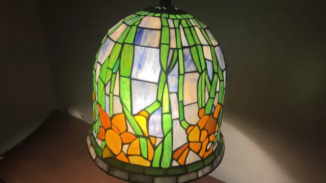 Tiffany-Style Daffodil Stained Glass Table Lamp on Ceramic Urn Base - detail