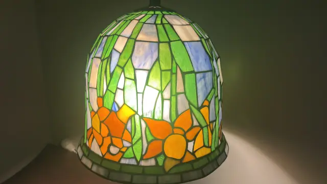 Tiffany-Style Daffodil Stained Glass Table Lamp on Ceramic Urn Base - detail