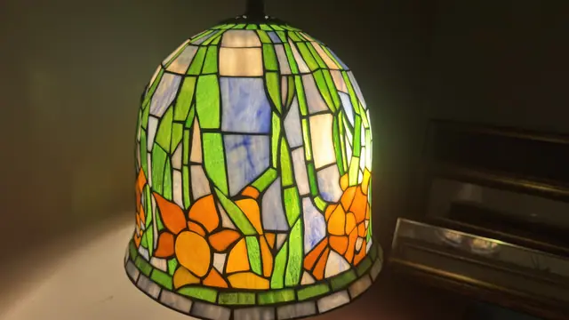 Tiffany-Style Daffodil Stained Glass Table Lamp on Ceramic Urn Base - detail