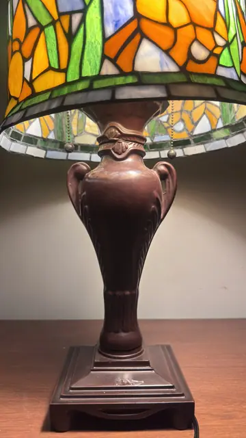 Tiffany-Style Daffodil Stained Glass Table Lamp on Ceramic Urn Base - detail