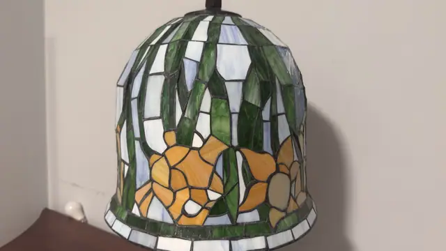 Tiffany-Style Daffodil Stained Glass Table Lamp on Ceramic Urn Base - detail