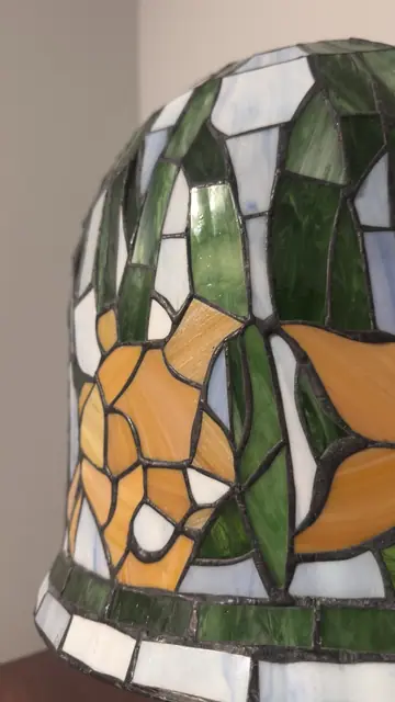 Tiffany-Style Daffodil Stained Glass Table Lamp on Ceramic Urn Base - detail