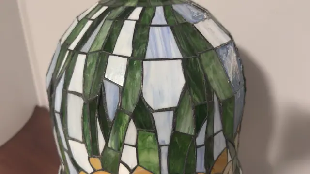 Tiffany-Style Daffodil Stained Glass Table Lamp on Ceramic Urn Base - detail