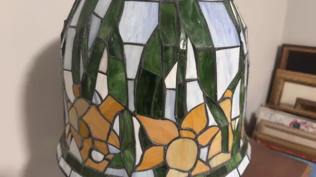 Tiffany-Style Daffodil Stained Glass Table Lamp on Ceramic Urn Base - detail