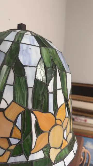 Tiffany-Style Daffodil Stained Glass Table Lamp on Ceramic Urn Base - detail