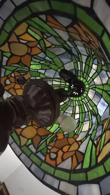 Tiffany-Style Daffodil Stained Glass Table Lamp on Ceramic Urn Base - detail