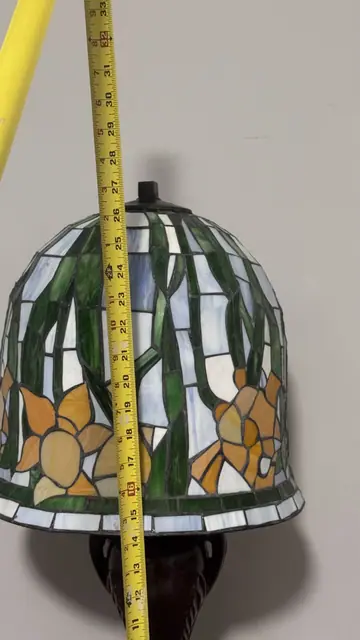 Tiffany-Style Daffodil Stained Glass Table Lamp on Ceramic Urn Base - detail