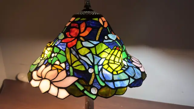 Tiffany-Style Floral Cone Table Lamp with Tree-Trunk Base - detail
