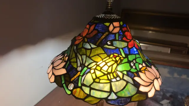 Tiffany-Style Floral Cone Table Lamp with Tree-Trunk Base - detail