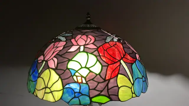 Tiffany-Style Floral Dome Table Lamp - detail